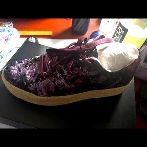 Kenneth Cole women’s shoe